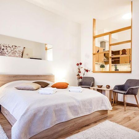 Downtown Charm With Balcony And Garden View Apartment Budapest Exterior photo