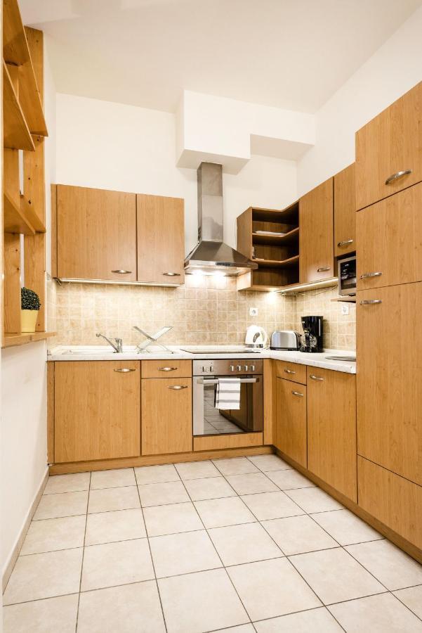 Downtown Charm With Balcony And Garden View Apartment Budapest Exterior photo